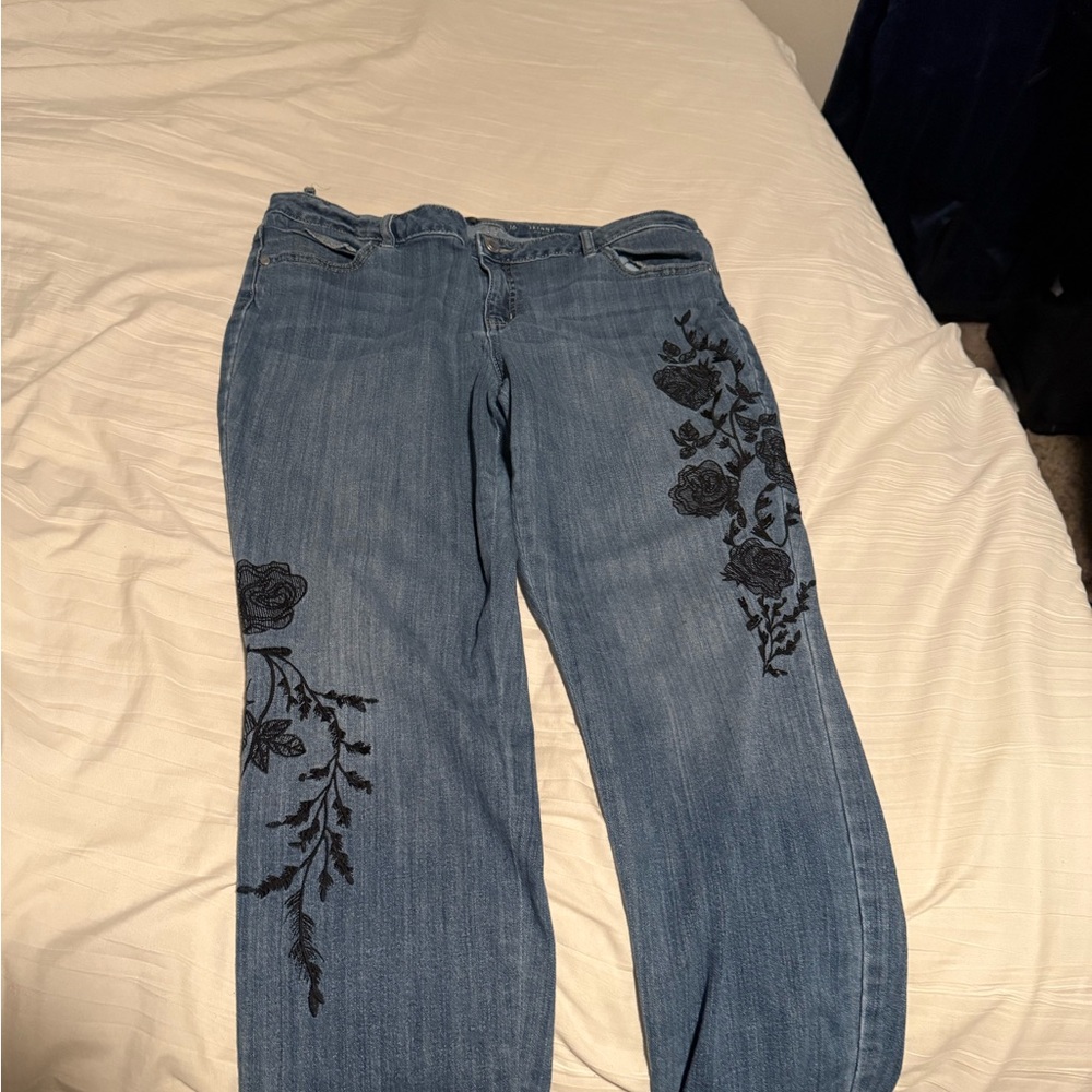 Really nice blue jeans with design

Size 16

Look at picture for size/wear